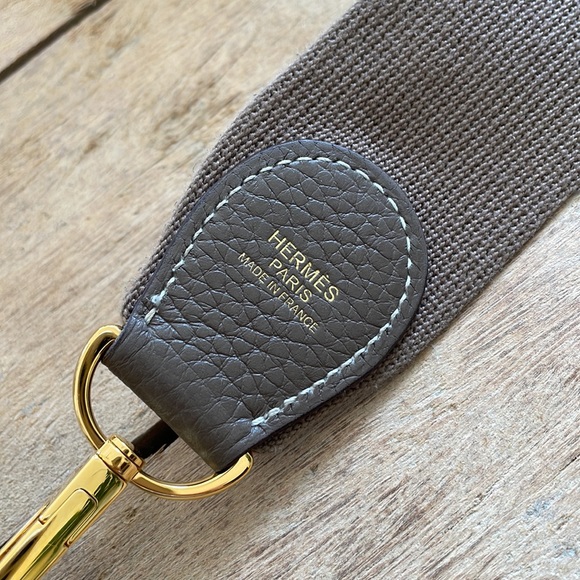 Hermes Evelyn’s Poche III 29 Clemence Etoupe Crossbody Bag with gold hardware - Picture 5 of 13